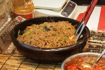 Bol géant de japchae frais