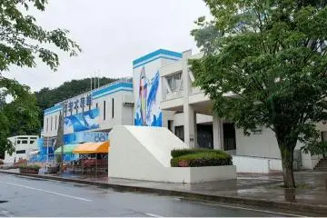 Front and side view of the aquarium.