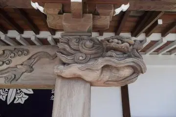 A bird and a lion under the roof