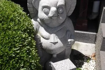 I'm not sure what this is a statue of