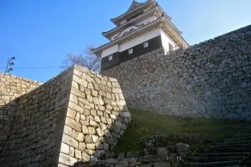 Looking up at the castle tower from the 2nd bailey