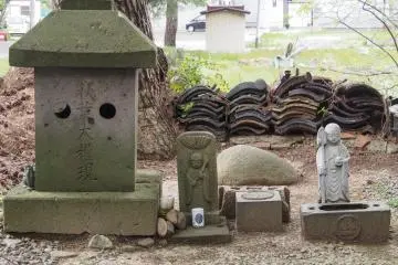 Tiny altars are found in around the temple and the cemetery.