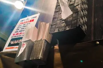냅킨을 찾고 계실 경우 위를 올려다보자.