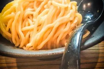 구불구불하고 완벽히 익힌 면