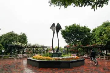 A tall sculpture before the park gate 