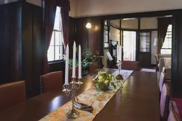 Di dalam rumah Diplomat-area tempat makan