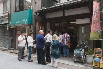 Antreab di luar toko di hari biasa