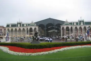 Plaza and flower garden (Photo: Michael Kaplan May 2008)