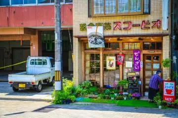 Vous pouvez  trouver de mignons cafés et restaurants partout