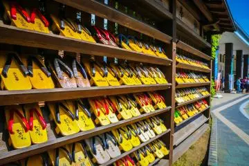 De nombreuses personnes utilisent des geta (sandales de bois) à Kinosaki