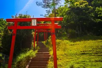 Kinosaki cache de nombreuses surprises, tel que ces marches menant vers un sanctuaire