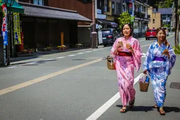 Les touristes comme les résidents sont invités à porter un yukata pour se déplacer en tout confort