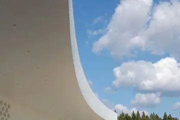 The shining white of the Aomori Museum of Art. (Photo: <a href="http://www.flickr.com/photos/ripplet/2944281298/" target="_blank" rel="noreferrer noopener nofollow">Tomomi Sasaki</a>)