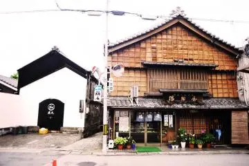 ร้านอาคารอิสะกะที่ดูทันสมัยยืนเคียงข้างร้านขายขนมหวานโบราณ