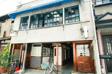 Storage space turned into 2nd floor cafe
