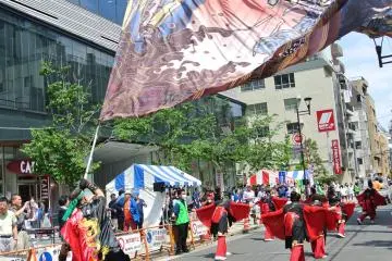 The control of these massive flags is amazing