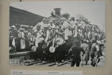 ผู้คนห้อยโหนบนรถไฟเพื่อออกจากโตเกียว