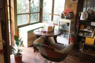 Sudut yang nyaman untuk menikmati kopi