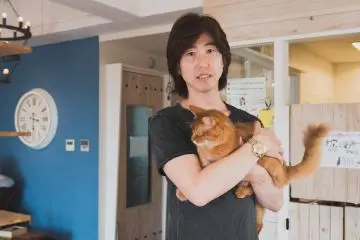 Ms. Yoshikawa and Kenta, the Somali cat