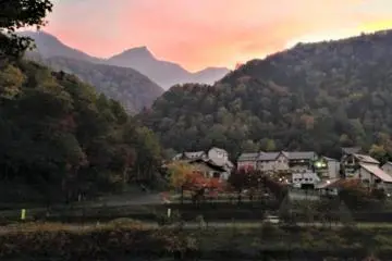 Northern Lodge in Autumn (Photo: <a href="https://en.japantravel.com/hokkaido/sightseeing-around-sounkyo/7458" target="_blank" rel="noreferrer noopener nofollow">Evan Pike</a>)