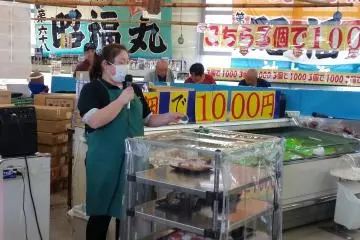 ใครสั่งซูชิบ้าง? พนักงานกำลังขานตัวเลข