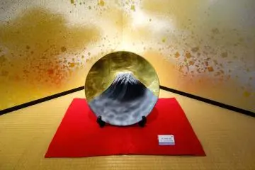 Byobu folding screens and Mt. Fuji motifs in gold