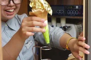 드디어 침흘리는 고객에게 아이스크림이 건네질 준비가 되었다