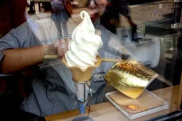직원은 아침바람에 방해받지 않도록 창문을 잠시 닫는다.