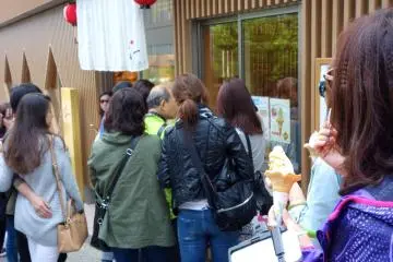 호기심 많은 행인과 관광객들이 인기 있는 상점을 가득 메운다.
