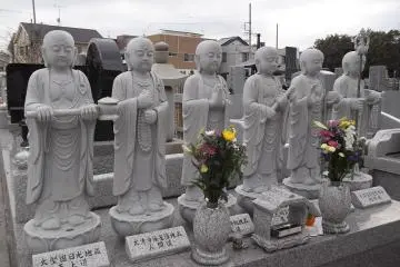 Buddhist deities by the graveyard