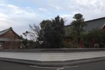 The rear wall