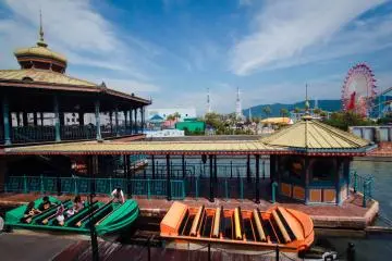 Pengunjung mengendarai perahu luncur