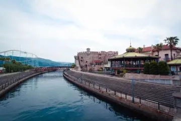 Laut yang mengelilingi Marina City 
