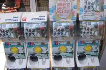 Máquinas expendedoras con juguetitos de Gundam a la entrada del café