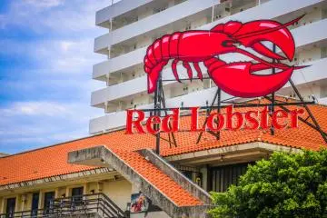 Typical American seafood restaurants such as Red lobster can be found