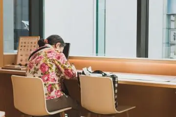 누군가가 편지를 쓴다...