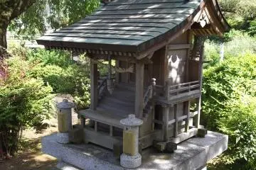 A beautifully detailed little side shrine