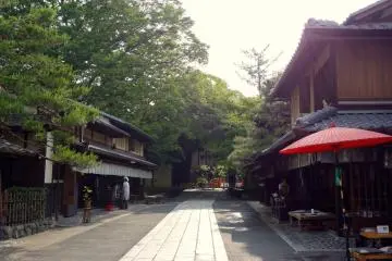 Customers exiting Imamiya Shrine are caught in the middle deciding which aburi-mochi store to pick