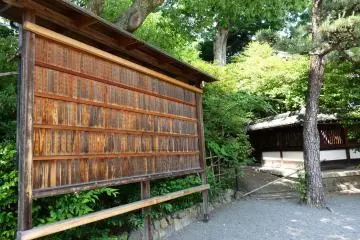 The names of those who contributed in some form or another to the building of the shrine