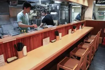 장인이 일하는 모습을 볼 수 있는 특별한 9석의 카운터 자리
