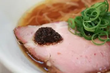 검은 송로 오일이 포함된 쇼유 소바