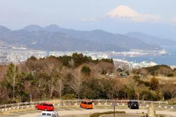 <p>Greetings from Mt. Fuji's peak, and a great view overlooking Shimizu Port</p>