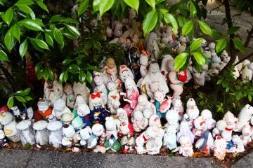 Des statuettes sur le sol