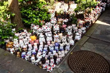Maneki-neko, un personnage japonais populaire apportant la bonne fortune