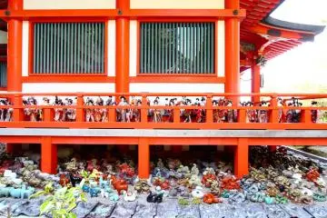 Des poupées et des figurines entourent le bâtiment principal