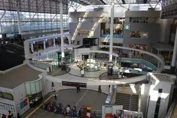 Tama-Plaza station concourse