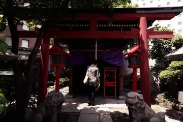 A woman praying at Hakuryudaijin shrine