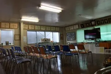 아와모리 증류와 즈이젠에 관한 영상을 보는 위층 홀