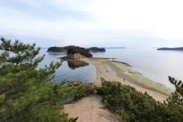 The view of the islands connected to Shodoshima by the Angel Road during low tide from the lookout point.