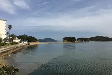 ช่วงน้ำลดเป็นช่วงเวลาที่หาดทรายที่เชื่อมระหว่างฝั่งกับเกาะโผล่มาให้เห็น